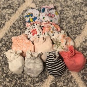 Baby girl hand mittens